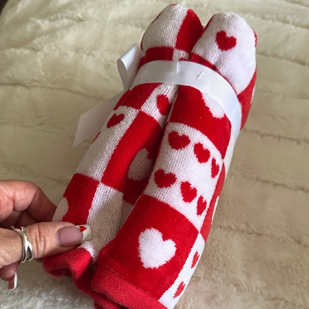 Set of 2 hand towels. Red and White Heart NWT